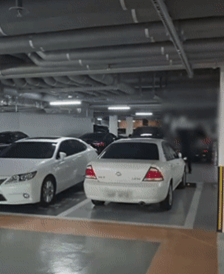 차 빼곡한 지하주차장서 테니스 연습…"차 긁히면 책임질 건가"[영상]