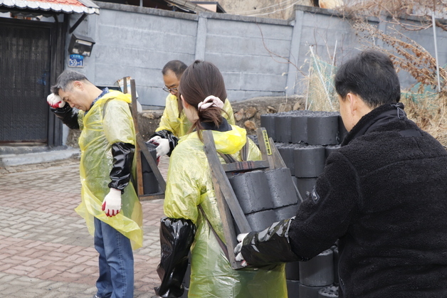 도로공사 강원본부, 원주 봉산동서 '사랑의 연탄 나눔'