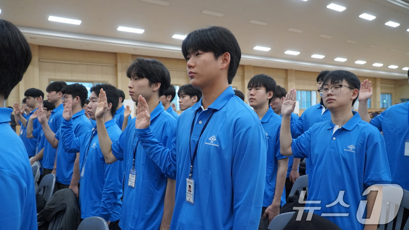 (서울=뉴스1) = 16일 경북 김천시 IYF대덕센터에서 열린 굿뉴스코 해외봉사단원 25기 수료식에서 올해 2월부터 파견돼 각국에서 봉사활동을 하게될 청년들이 선서를 하고 있다. …