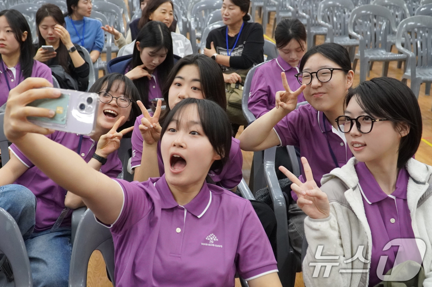 (서울=뉴스1) = 16일 경북 김천시 IYF대덕센터에서 굿뉴스코 해외봉사단원 25기 수료식을 마친 단원들이 기념 사진을 남기고 있다. (국제청소년연합 제공. 재판매 및 DB 금지 …