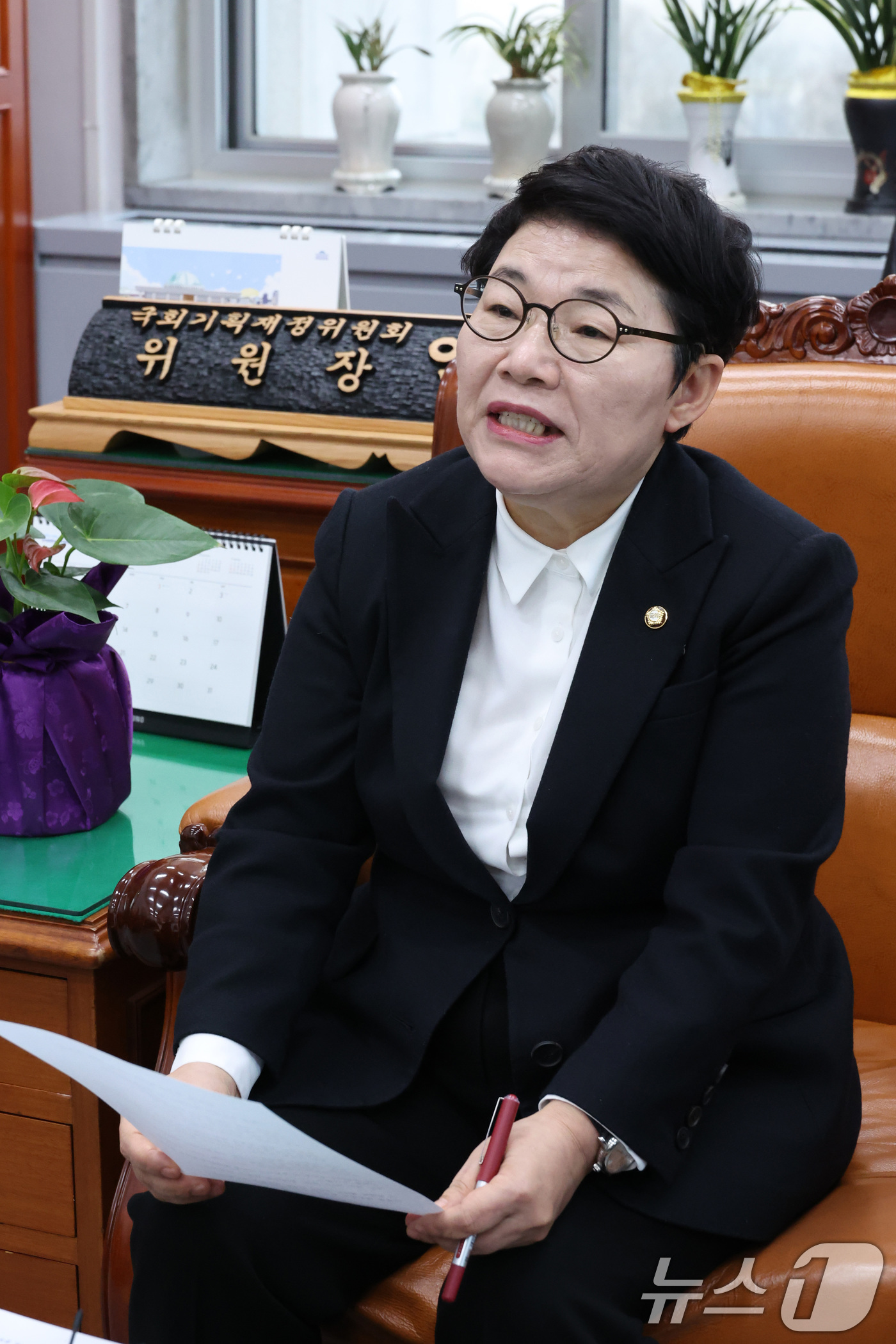 (서울=뉴스1) 신웅수 기자 = 임이자 국회 재정경제기획위원장이 16일 서울 여의도 국회에서 이혜훈 기획예산처 장관 후보자 청문회 관련 입장을 발표하고 있다. 2026.1.16/뉴 …