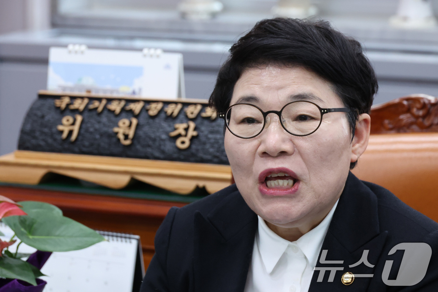 (서울=뉴스1) 신웅수 기자 = 임이자 국회 재정경제기획위원장이 16일 서울 여의도 국회에서 이혜훈 기획예산처 장관 후보자 청문회 관련 입장을 발표하고 있다. 2026.1.16/뉴 …