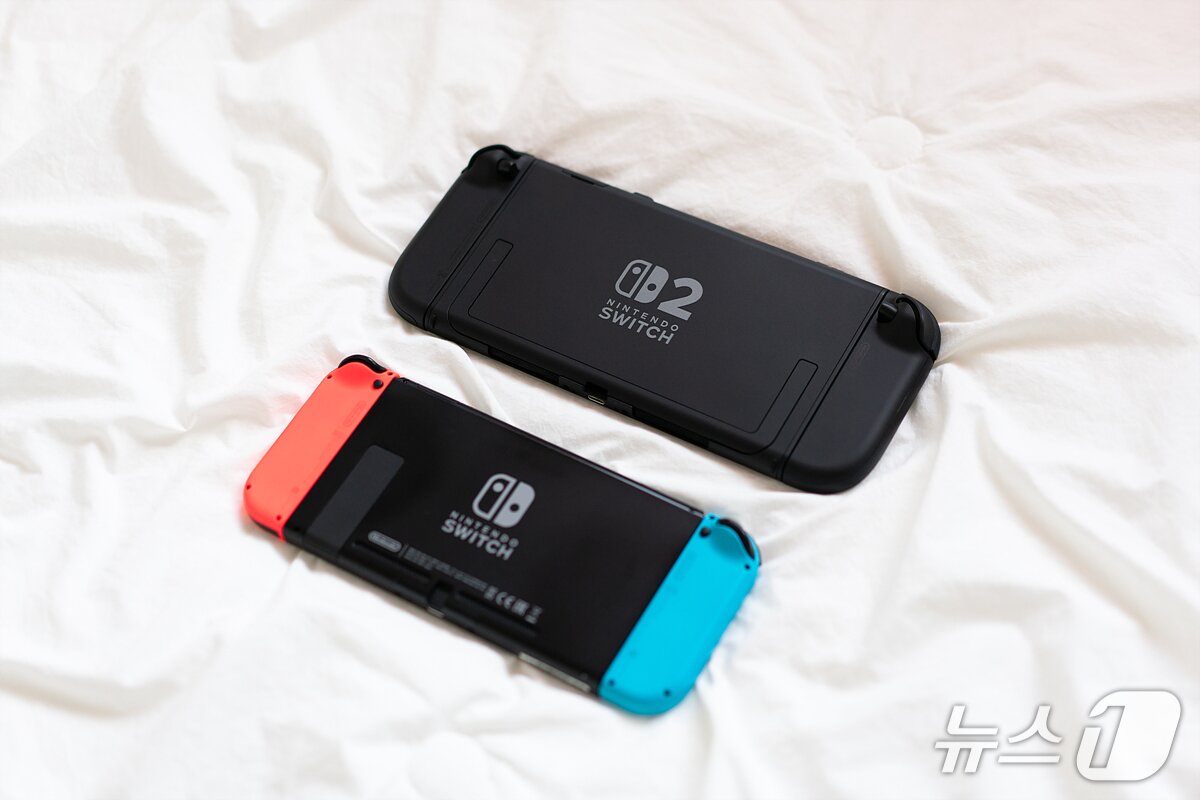 본문 이미지 - '닌텐도 스위치2'(위)와 '닌텐도 스위치'(아래) 2026.1.17/뉴스1 ⓒ News1 이기범 기자