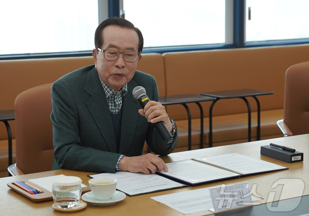 (대전=뉴스1) 김기태 기자 = 김재철 동원그룹 명예회장이 16일 서울 동원그룹 본사에서 한국과학기술원(KAIST) AI대학원 건립을 위한 기부약정식을 마치고 발언하고 있다. 김재 …