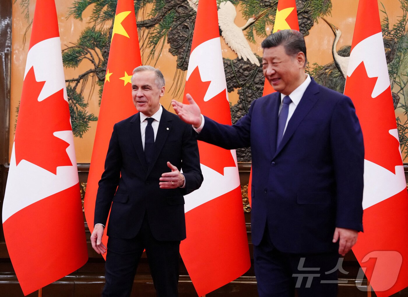 본문 이미지 - 베이징에서 만난 마크 카니 캐나다 총리(왼쪽)과 시진핑 중국 국가주석. 2026.01.16 ⓒ 로이터=뉴스1 ⓒ News1 이지예 객원기자
