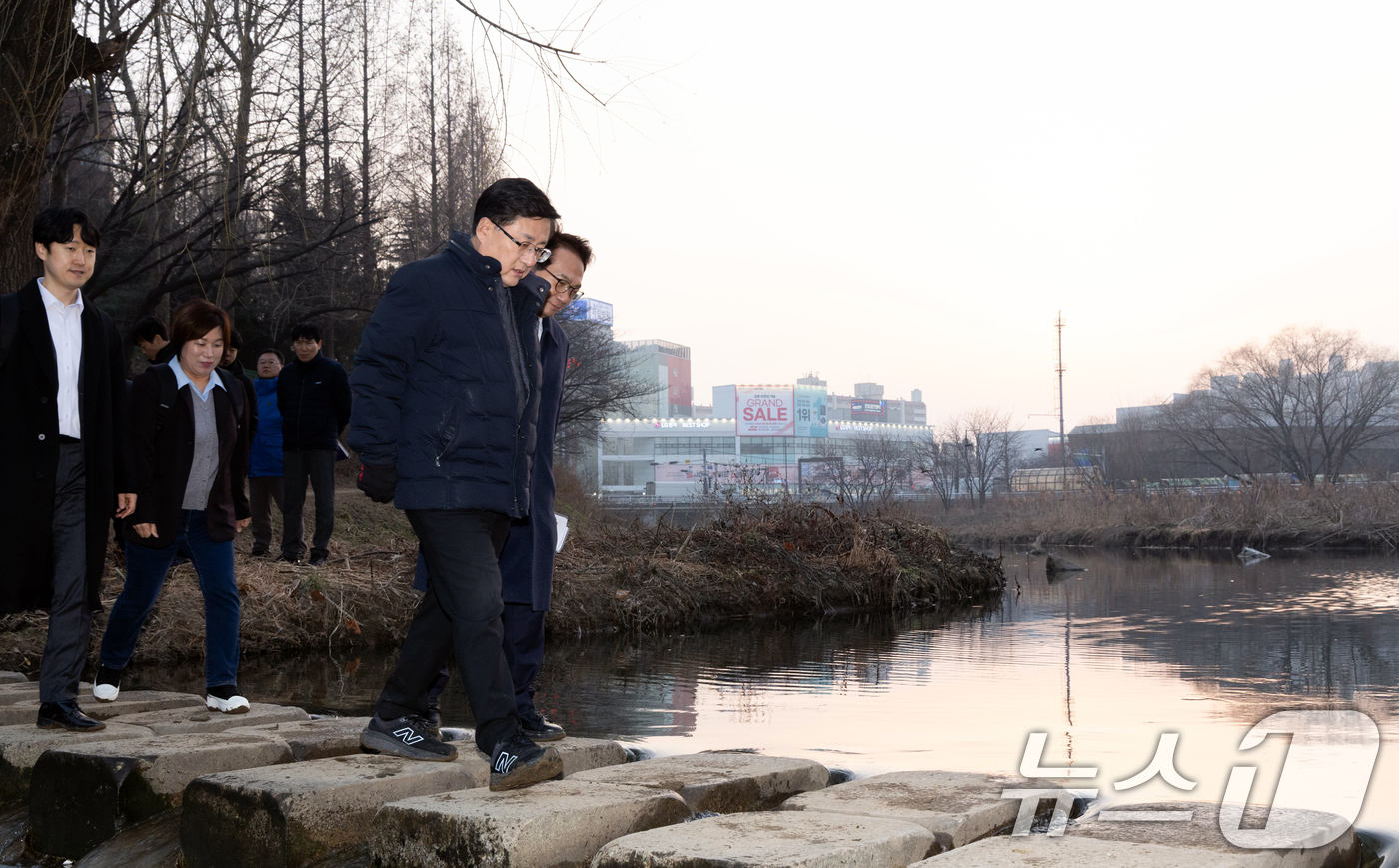 (서울=뉴스1) 김명섭 기자 = 김성환 기후에너지환경부장관이 16일 인천 부평구 굴포천 악취 발생 현장을 찾아 점검하고 있다. (재판매 및 DB금지. 기후환경부 제공) 2026.1 …