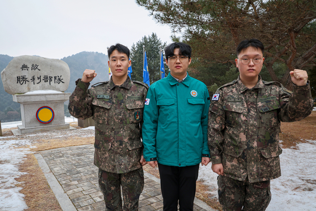 육군 15사단 장병들, 건물 연기 보고 달려가 화재 진화