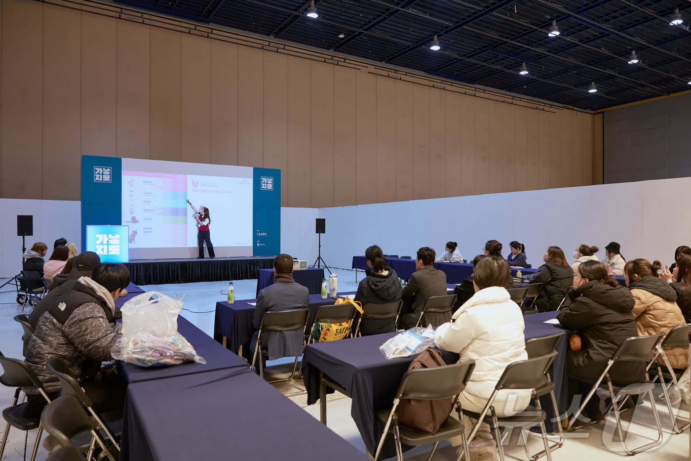 (서울=뉴스1) = 펫푸드 브랜드 로얄캐닌코리아는 지난 16일 서울 강남구 코엑스에서 열린 ‘2026 가낳지모 캣페어’에서 보호자들을 대상으로 ‘건강한 노화를 위한 반려묘 영양 관 …