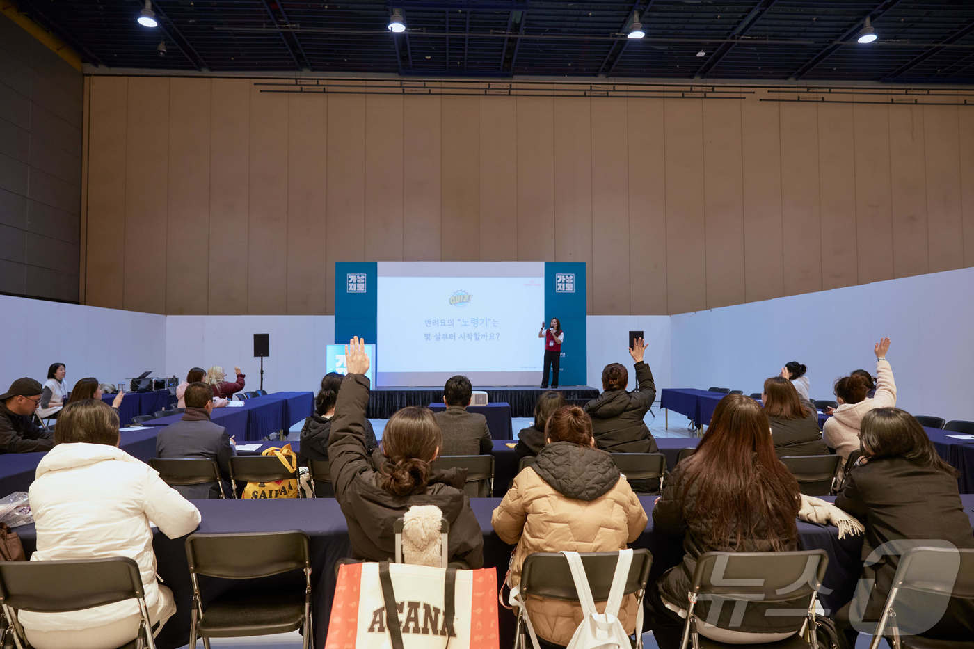 (서울=뉴스1) = 펫푸드 브랜드 로얄캐닌코리아는 지난 16일 서울 강남구 코엑스에서 열린 ‘2026 가낳지모 캣페어’에서 보호자들을 대상으로 ‘건강한 노화를 위한 반려묘 영양 관 …