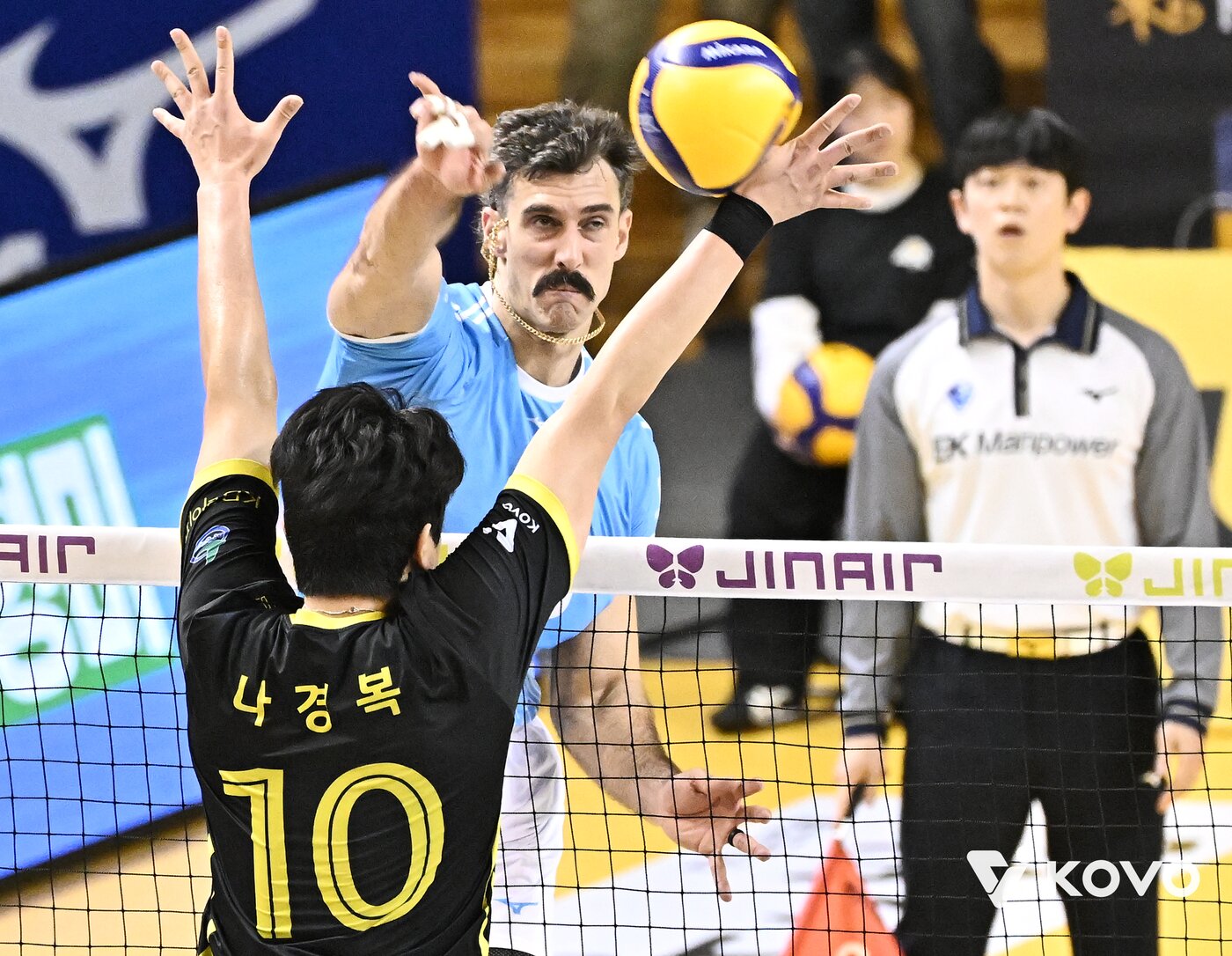 본문 이미지 - 대한항공은 16일 경기 의정부 경민대 기념관에서 열린 2025-26 V리그 남자부 4라운드 원정 경기에서 KB손해보험을 3-1로 꺾고 4연패 사슬을 끊었다. 사진은 대한항공 외국인 주포 카일 러셀의 공격. (KOVO 제공)