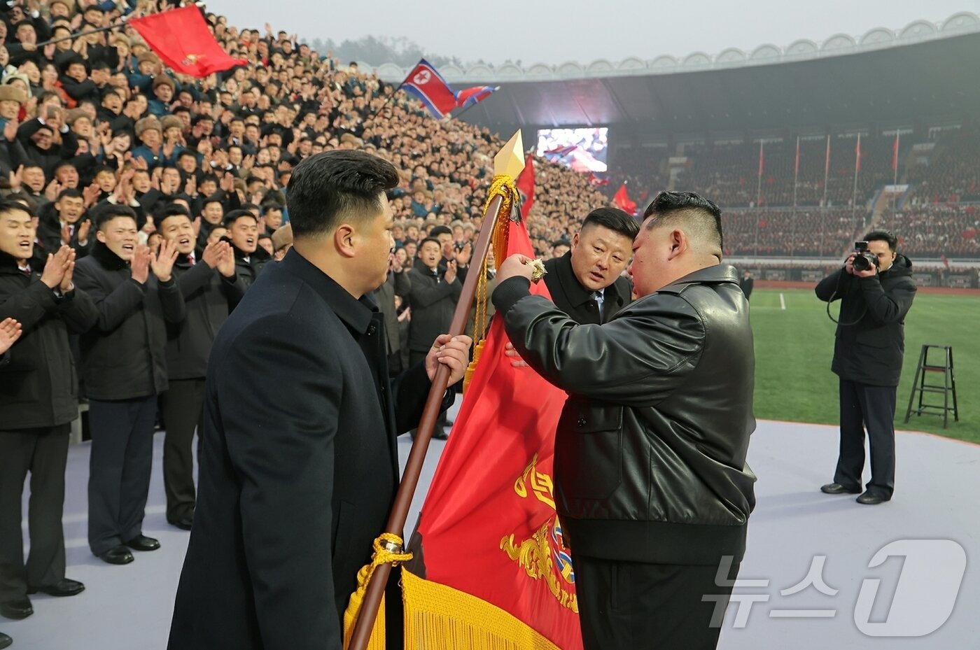 본문 이미지 - (평양 노동신문=뉴스1) = 북한 노동당 기관지 노동신문은 17일 "사회주의애국청년동맹창립 80돌 기념대회가 16일 수도 평양의 김일성경기장에서 성대히 진행됐다＂면서 ＂김정은동지께서 기념행사에 참석하시었다＂라고 보도했다. [국내에서만 사용가능. 재배포 금지. DB 금지. For Use Only in the Republic of Korea. Redistribution Prohibited] rodongphoto@news1.kr