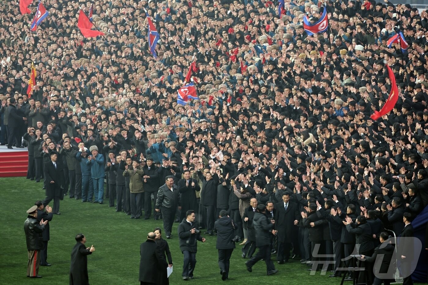 본문 이미지 - (평양 노동신문=뉴스1) = 북한 노동당 기관지 노동신문은 17일 "사회주의애국청년동맹창립 80돌 기념대회가 16일 수도 평양의 김일성경기장에서 성대히 진행됐다＂면서 ＂김정은동지께서 기념행사에 참석하시었다＂라고 보도했다. [국내에서만 사용가능. 재배포 금지. DB 금지. For Use Only in the Republic of Korea. Redistribution Prohibited] rodongphoto@news1.kr