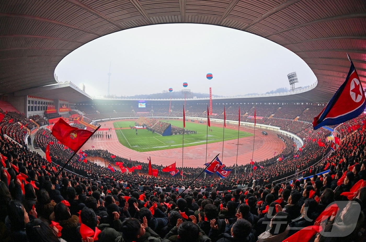 (평양 노동신문=뉴스1) = 북한 노동당 기관지 노동신문은 17일 "사회주의애국청년동맹창립 80돌 기념대회가 16일 수도 평양의 김일성경기장에서 성대히 진행됐다"면서 "김정은동지께 …