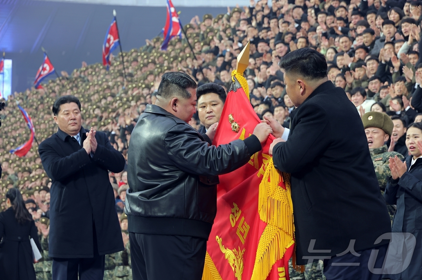 (평양 노동신문=뉴스1) = 북한 노동당 기관지 노동신문은 17일 "사회주의애국청년동맹창립 80돌 기념대회가 16일 수도 평양의 김일성경기장에서 성대히 진행됐다"면서 "김정은동지께 …