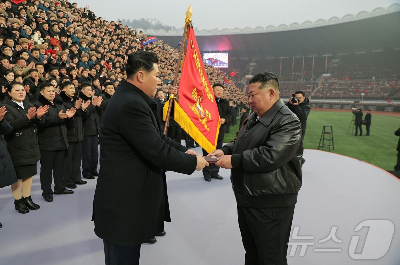 (평양 노동신문=뉴스1) = 북한 노동당 기관지 노동신문은 17일 "사회주의애국청년동맹창립 80돌 기념대회가 16일 수도 평양의 김일성경기장에서 성대히 진행됐다"면서 "김정은동지께 …