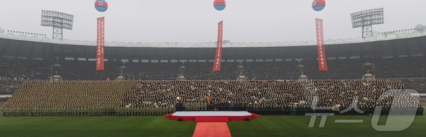 (평양 노동신문=뉴스1) = 북한 노동당 기관지 노동신문은 17일 "사회주의애국청년동맹창립 80돌 기념대회가 16일 수도 평양의 김일성경기장에서 성대히 진행됐다"면서 "김정은동지께 …