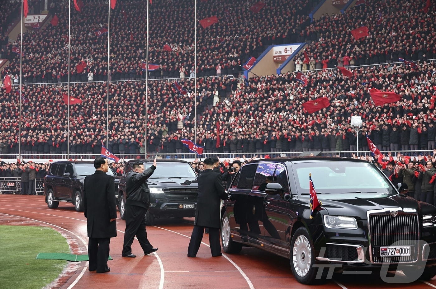 (평양 노동신문=뉴스1) = 북한 노동당 기관지 노동신문은 17일 "사회주의애국청년동맹창립 80돌 기념대회가 16일 수도 평양의 김일성경기장에서 성대히 진행됐다"면서 "김정은동지께 …