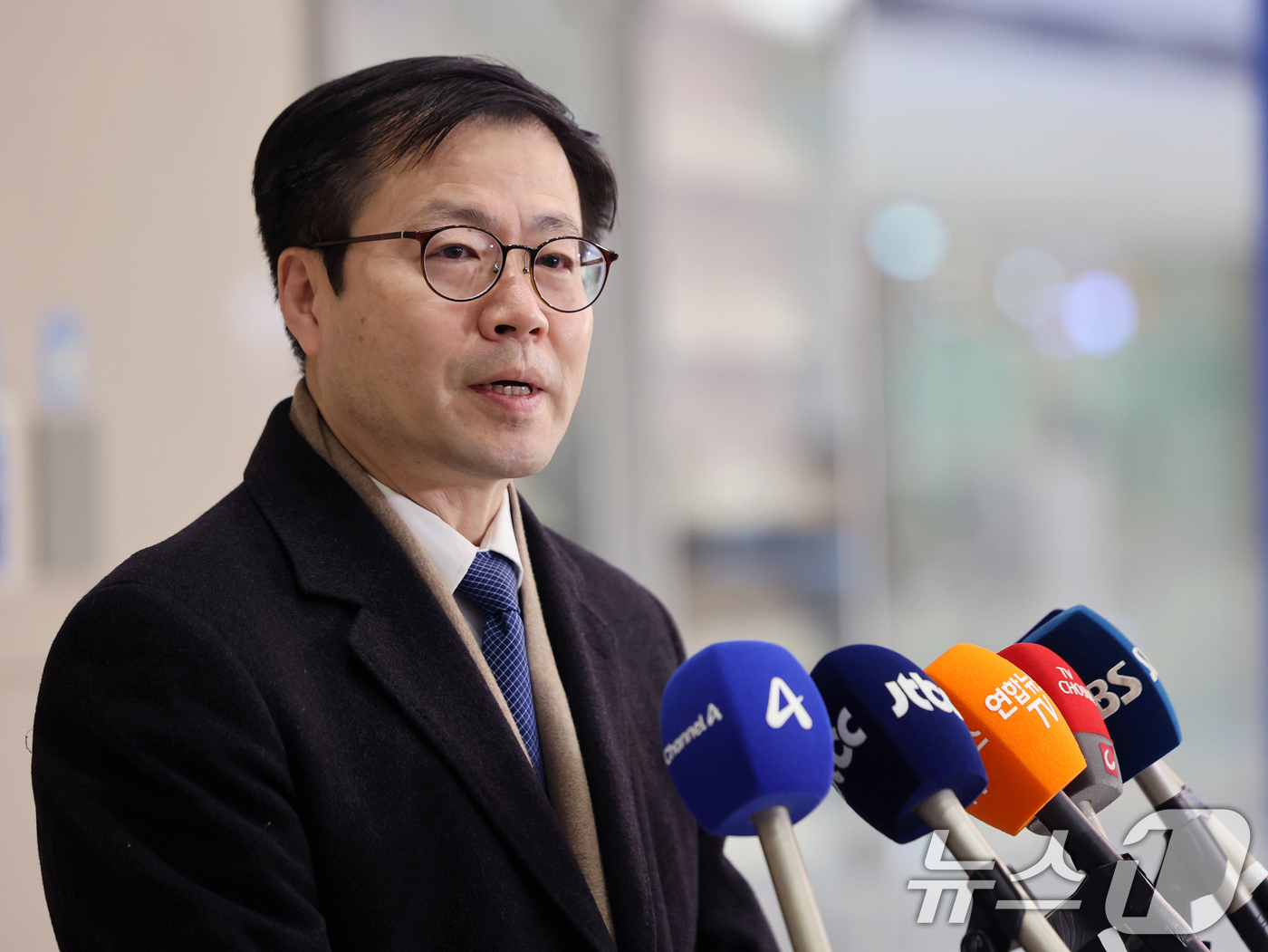 (인천공항=뉴스1) 황기선 기자 = 미국을 방문해 대미 통상현안을 논의한 여한구 산업통상자원부 통상교섭본부장이 17일 오전 인천국제공항을 통해 귀국, 취재진 질문에 답하고 있다. …