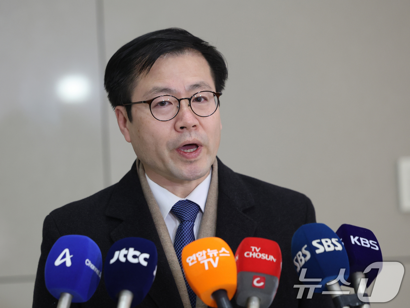 (인천공항=뉴스1) 황기선 기자 = 미국을 방문해 대미 통상현안을 논의한 여한구 산업통상자원부 통상교섭본부장이 17일 오전 인천국제공항을 통해 귀국, 취재진 질문에 답하고 있다. …