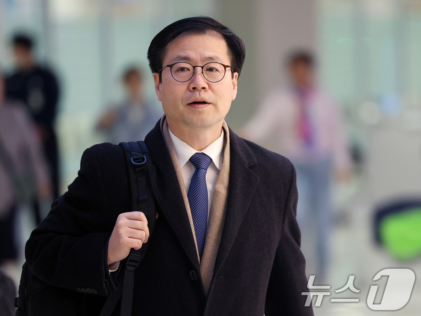 (인천공항=뉴스1) 황기선 기자 = 미국을 방문해 대미 통상현안을 논의한 여한구 산업통상자원부 통상교섭본부장이 17일 오전 인천국제공항을 통해 귀국하고 있다.  2026.1.17/ …