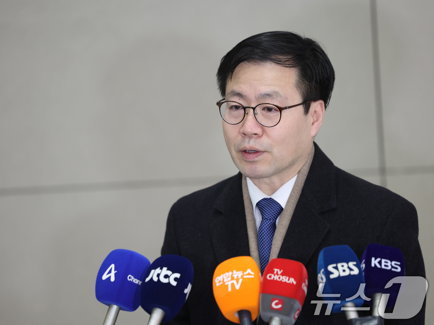 (인천공항=뉴스1) 황기선 기자 = 미국을 방문해 대미 통상현안을 논의한 여한구 산업통상자원부 통상교섭본부장이 17일 오전 인천국제공항을 통해 귀국, 취재진 질문에 답하고 있다. …