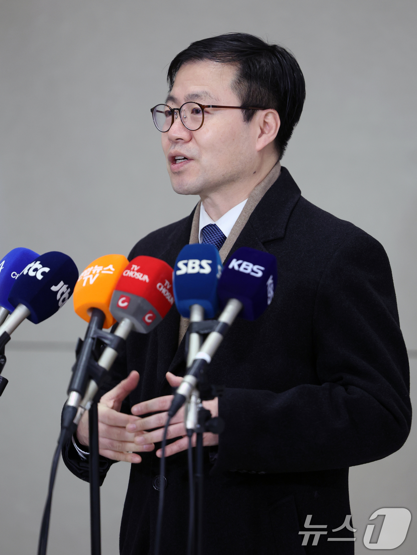 (인천공항=뉴스1) 황기선 기자 = 미국을 방문해 대미 통상현안을 논의한 여한구 산업통상자원부 통상교섭본부장이 17일 오전 인천국제공항을 통해 귀국, 취재진 질문에 답하고 있다. …