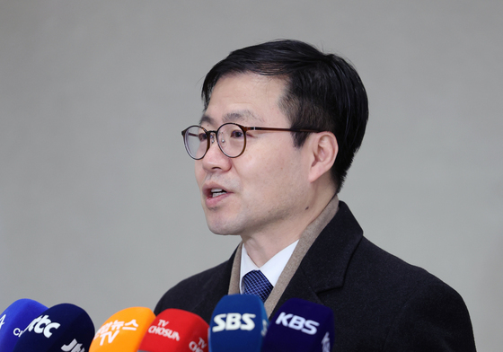 답변하는 여한구 본부장