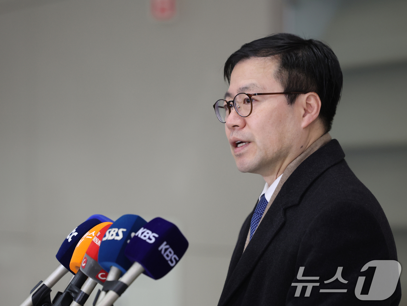 (인천공항=뉴스1) 황기선 기자 = 미국을 방문해 대미 통상현안을 논의한 여한구 산업통상자원부 통상교섭본부장이 17일 오전 인천국제공항을 통해 귀국, 취재진 질문에 답하고 있다. …