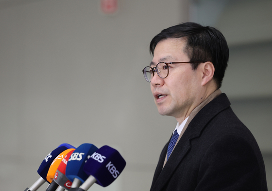 취재진 질문에 답변하는 여한구 본부장