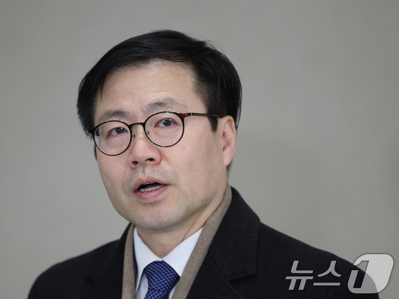 (인천공항=뉴스1) 황기선 기자 = 미국을 방문해 대미 통상현안을 논의한 여한구 산업통상자원부 통상교섭본부장이 17일 오전 인천국제공항을 통해 귀국, 취재진 질문에 답하고 있다. …