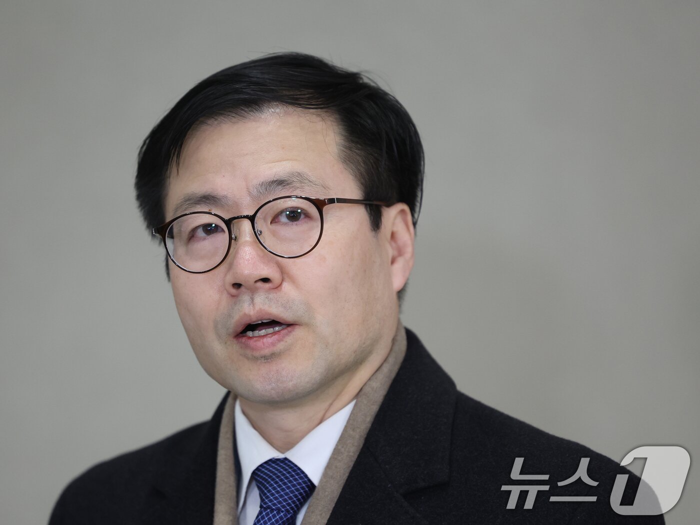 본문 이미지 - 미국을 방문해 대미 통상현안을 논의한 여한구 산업통상자원부 통상교섭본부장이 17일 오전 인천국제공항을 통해 귀국, 취재진 질문에 답하고 있다. 2026.1.17/뉴스1 ⓒ News1 황기선 기자