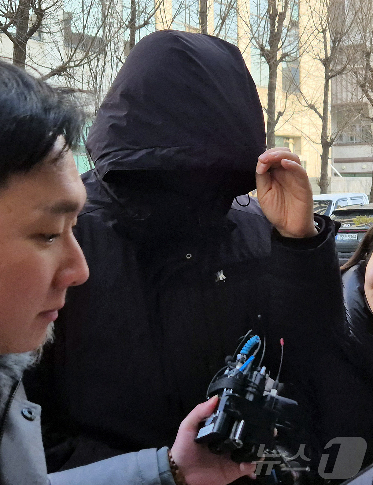 (서울=뉴스1) 신윤하 기자 = 김경 서울시의원으로부터 공천헌금 1억원을 받아 강선우 무소속 의원에게 전달했다고 지목된 강 의원의 전 보좌관 남 모씨가 2차 경찰 조사를 받기 위해 …