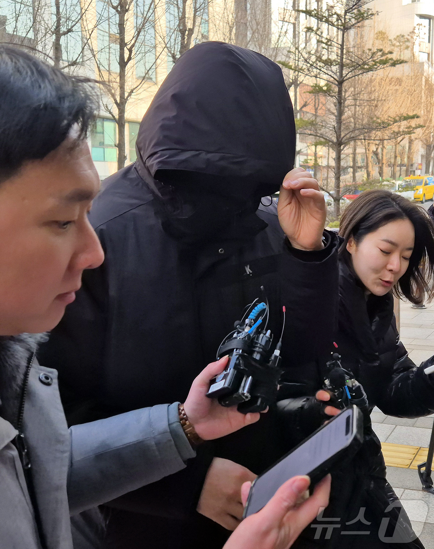 (서울=뉴스1) 신윤하 기자 = 김경 서울시의원으로부터 공천헌금 1억원을 받아 강선우 무소속 의원에게 전달했다고 지목된 강 의원의 전 보좌관 남 모씨가 2차 경찰 조사를 받기 위해 …