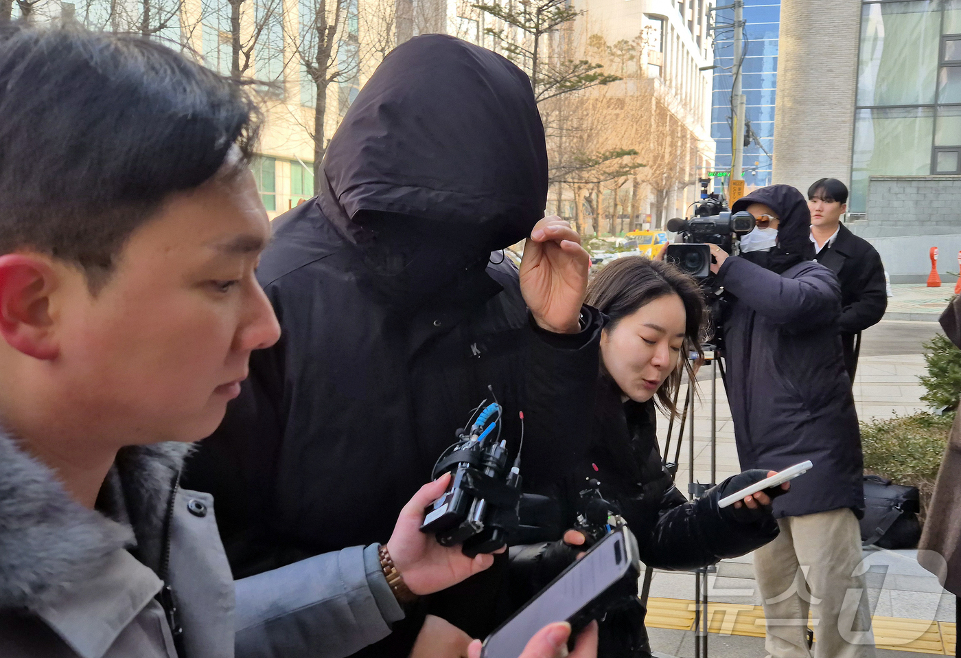 (서울=뉴스1) 신윤하 기자 = 김경 서울시의원으로부터 공천헌금 1억원을 받아 강선우 무소속 의원에게 전달했다고 지목된 강 의원의 전 보좌관 남 모씨가 2차 경찰 조사를 받기 위해 …