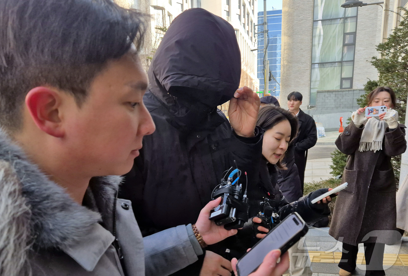 (서울=뉴스1) 신윤하 기자 = 김경 서울시의원으로부터 공천헌금 1억원을 받아 강선우 무소속 의원에게 전달했다고 지목된 강 의원의 전 보좌관 남 모씨가 2차 경찰 조사를 받기 위해 …