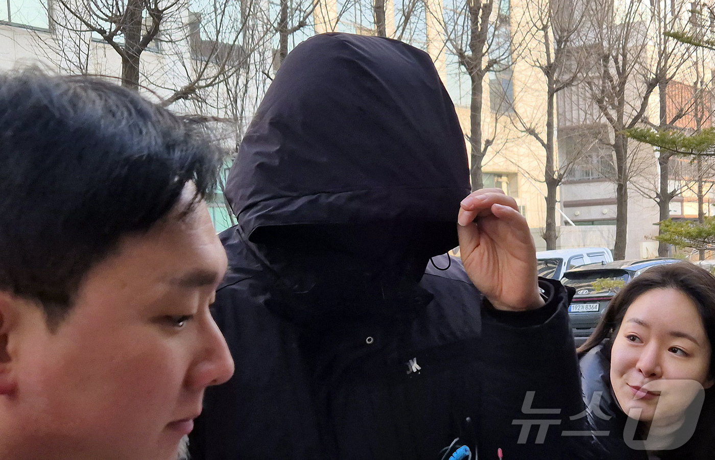 (서울=뉴스1) 신윤하 기자 = 김경 서울시의원으로부터 공천헌금 1억원을 받아 강선우 무소속 의원에게 전달했다고 지목된 강 의원의 전 보좌관 남 모씨가 2차 경찰 조사를 받기 위해 …