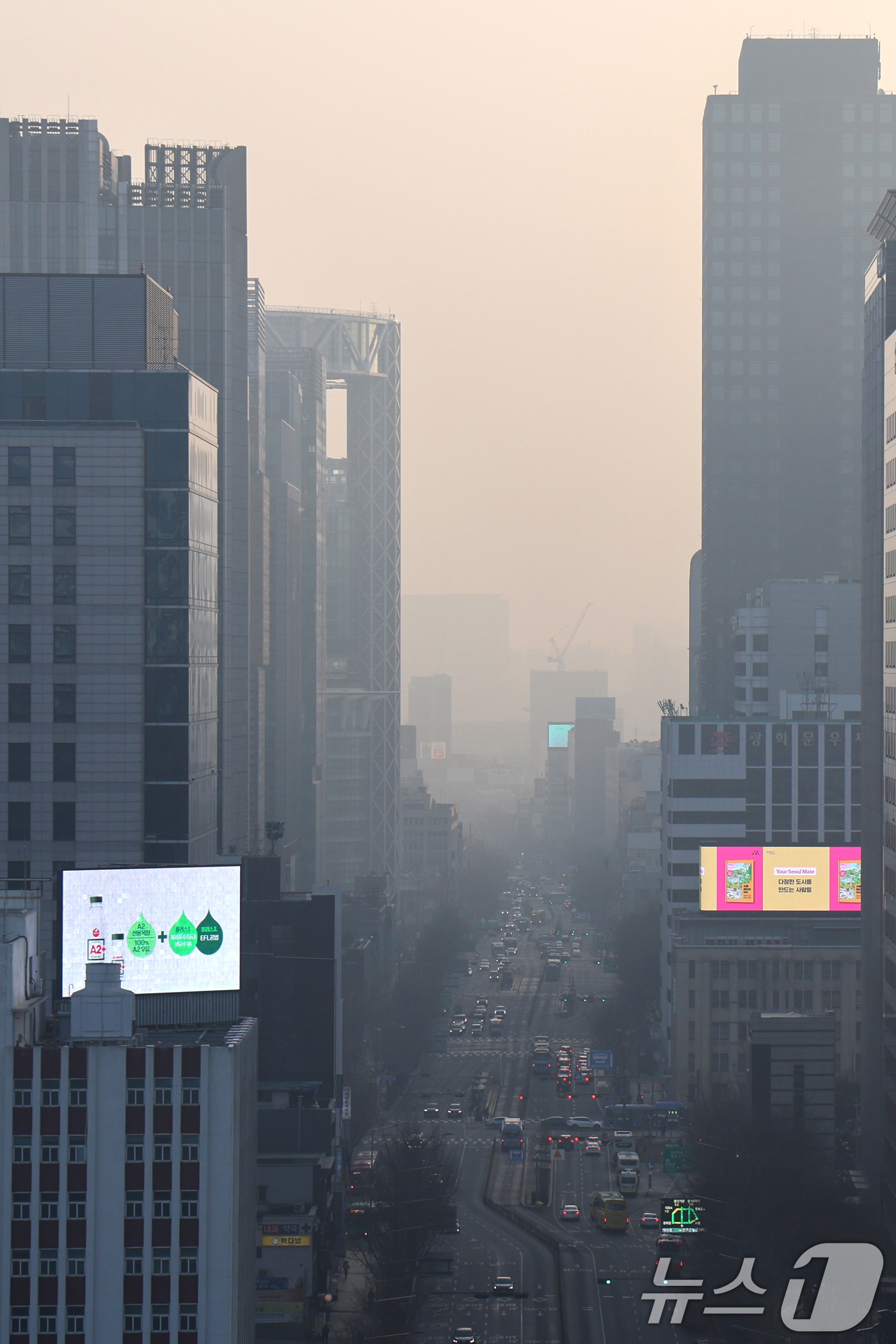 (서울=뉴스1) 황기선 기자 = 수도권 지역의 초미세먼지 노동가 '나쁨' 수준을 보인 17일 오전 서울 도심이 뿌옇게 보이고 있다.  2026.1.17/뉴스1