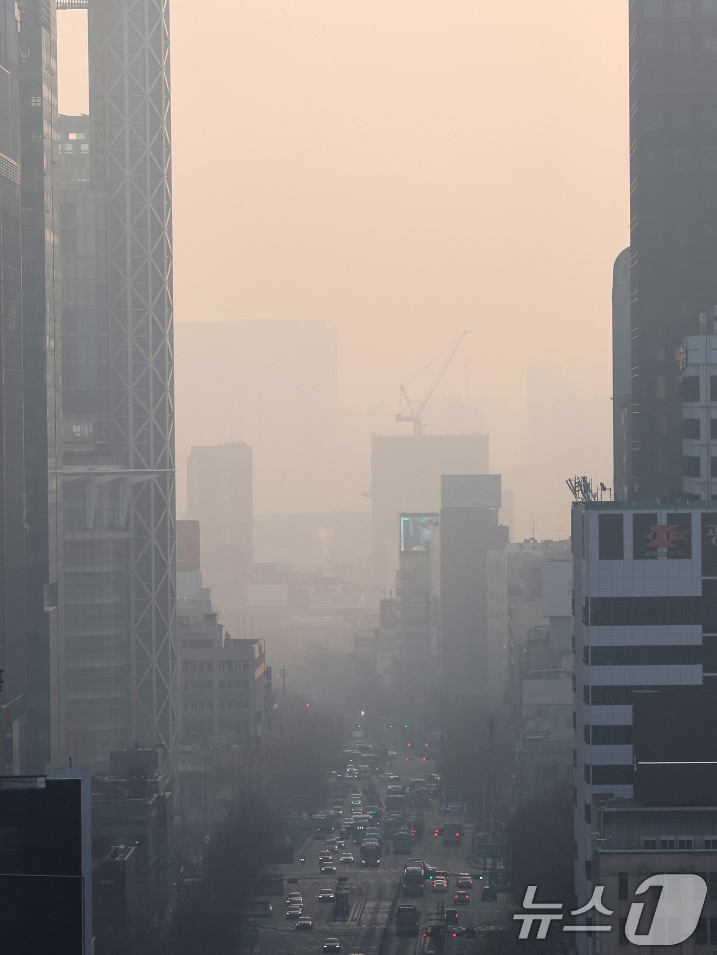 (서울=뉴스1) 황기선 기자 = 수도권 지역의 초미세먼지 노동가 '나쁨' 수준을 보인 17일 오전 서울 도심이 뿌옇게 보이고 있다.  2026.1.17/뉴스1