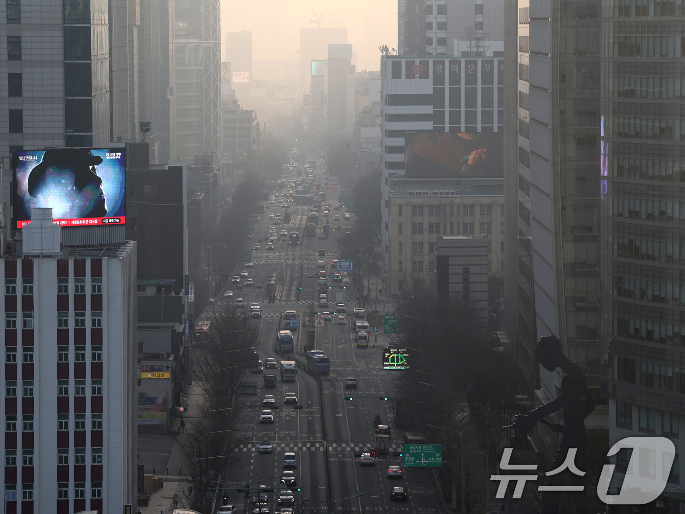(서울=뉴스1) 황기선 기자 = 수도권 지역의 초미세먼지 노동가 '나쁨' 수준을 보인 17일 오전 서울 도심이 뿌옇게 보이고 있다.  2026.1.17/뉴스1