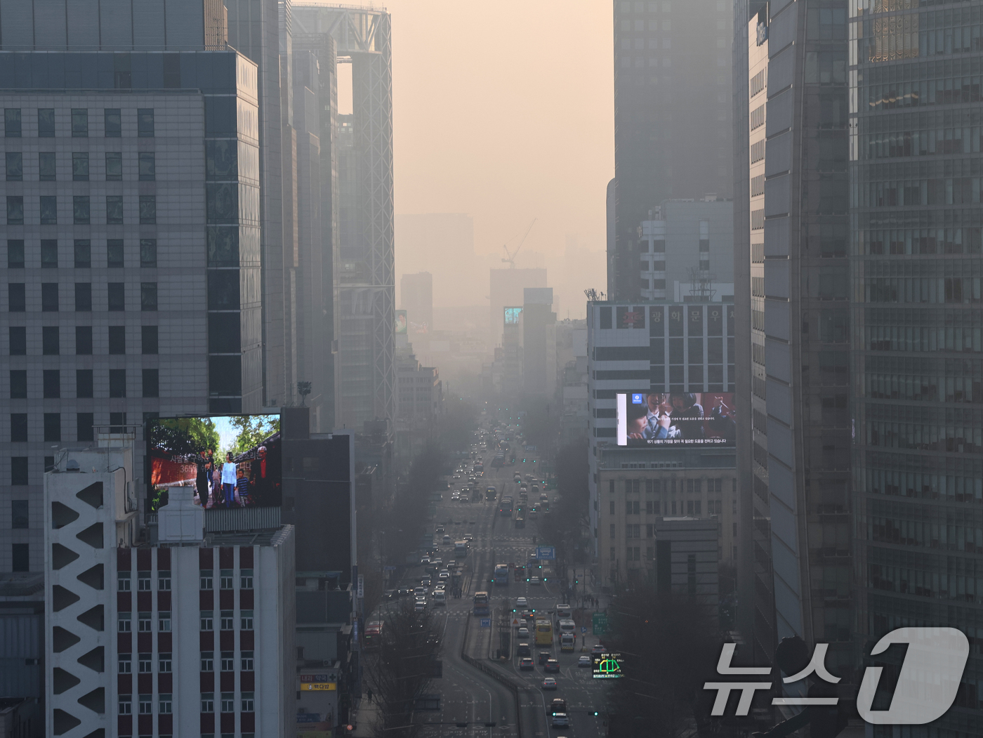 (서울=뉴스1) 황기선 기자 = 수도권 지역의 초미세먼지 노동가 '나쁨' 수준을 보인 17일 오전 서울 도심이 뿌옇게 보이고 있다.  2026.1.17/뉴스1