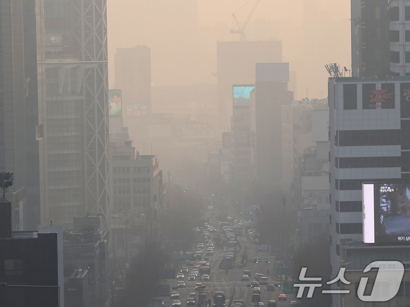 (서울=뉴스1) 황기선 기자 = 수도권 지역의 초미세먼지 노동가 '나쁨' 수준을 보인 17일 오전 서울 도심이 뿌옇게 보이고 있다.  2026.1.17/뉴스1