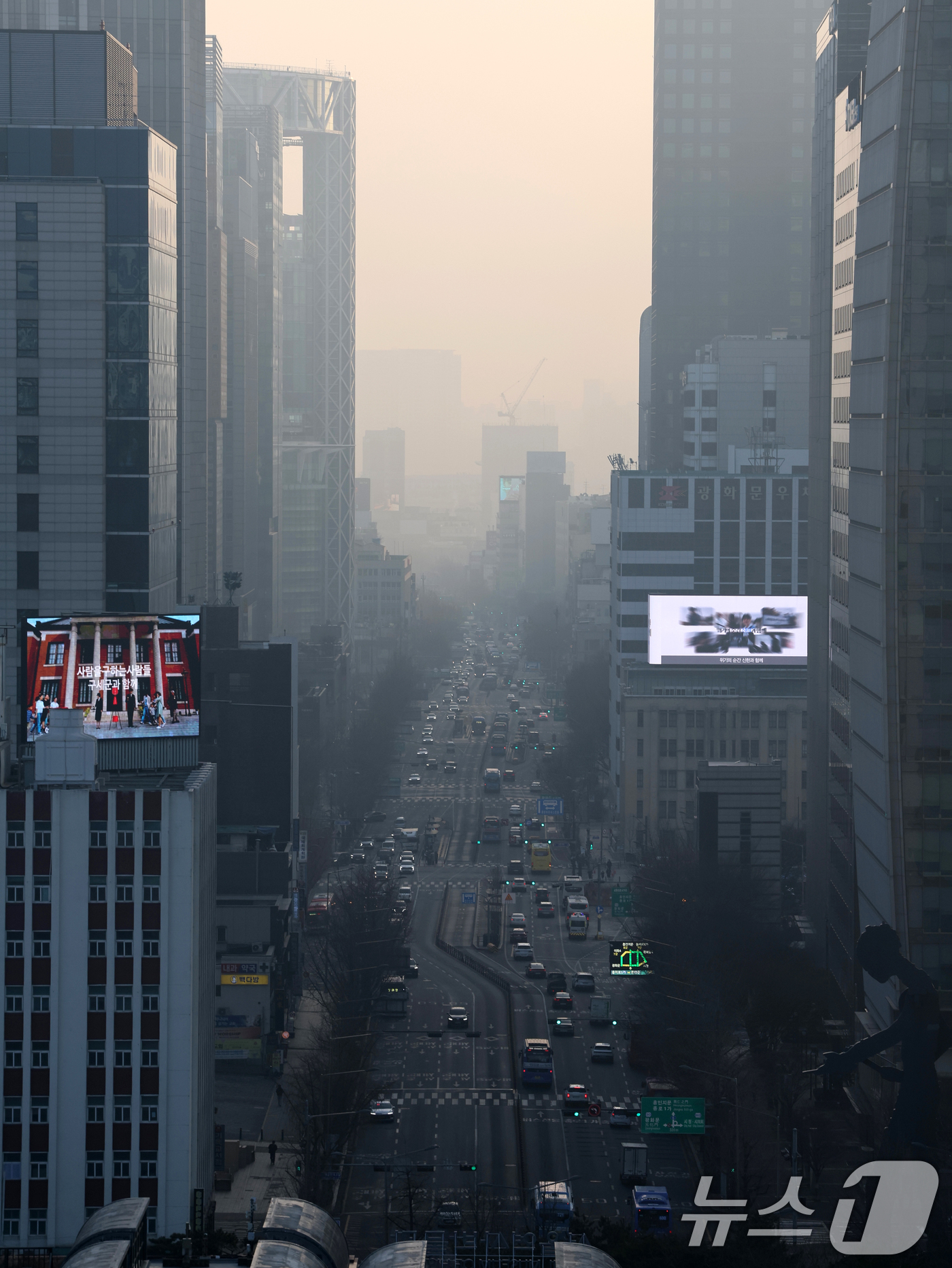 (서울=뉴스1) 황기선 기자 = 수도권 지역의 초미세먼지 노동가 '나쁨' 수준을 보인 17일 오전 서울 도심이 뿌옇게 보이고 있다.  2026.1.17/뉴스1