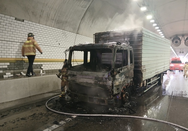 의성 서산영덕고속도 안평터널서 5톤 트럭에 불…3km 정체