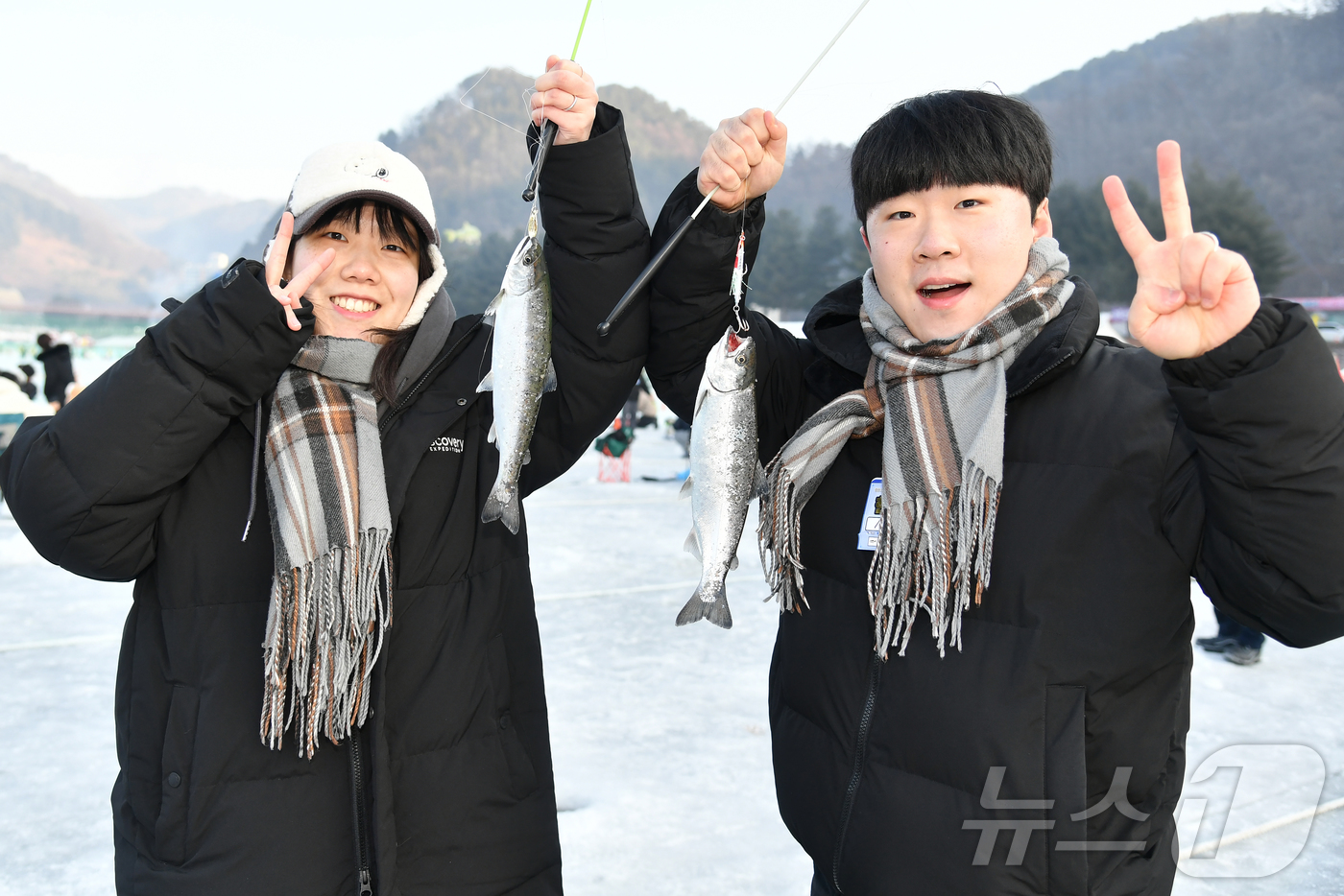 (화천=뉴스1) 윤왕근 기자 = 2026 화천산천어축제 개막 후 두 번째 주말인 17일, 이른 새벽부터 축제장을 찾은 관광객들이 산천어 얼음낚시를 즐기고 있다. (화천군 제공, 재 …