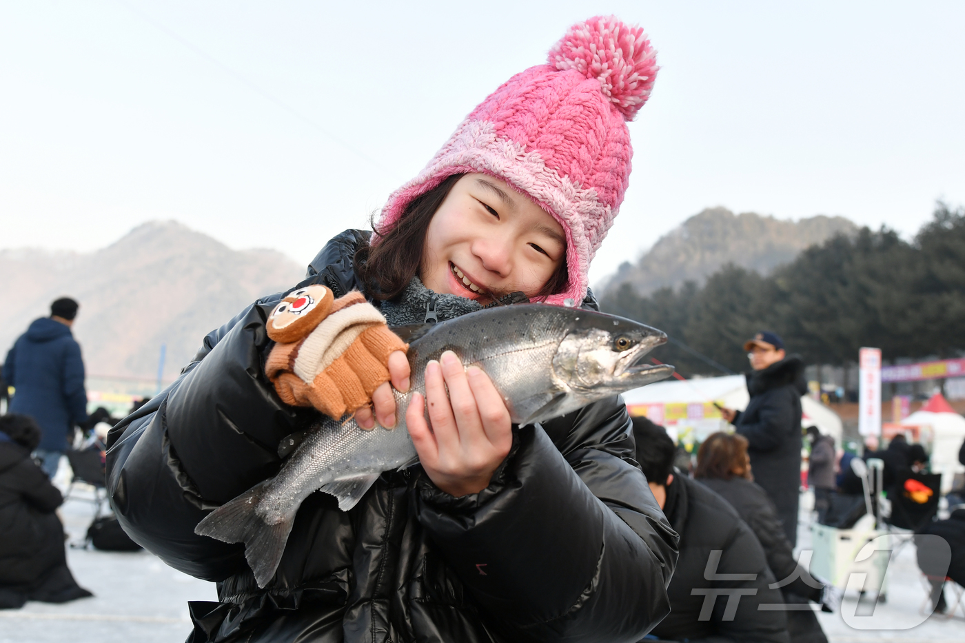 (화천=뉴스1) 윤왕근 기자 = 2026 화천산천어축제 개막 후 두 번째 주말인 17일, 이른 새벽부터 축제장을 찾은 관광객들이 산천어 얼음낚시를 즐기고 있다. (화천군 제공, 재 …