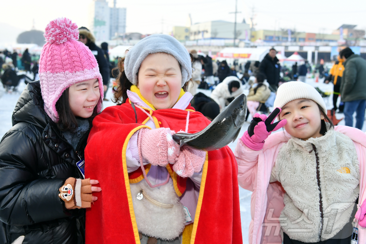 (화천=뉴스1) 윤왕근 기자 = 2026 화천산천어축제 개막 후 두 번째 주말인 17일, 이른 새벽부터 축제장을 찾은 관광객들이 산천어 얼음낚시를 즐기고 있다. (화천군 제공, 재 …
