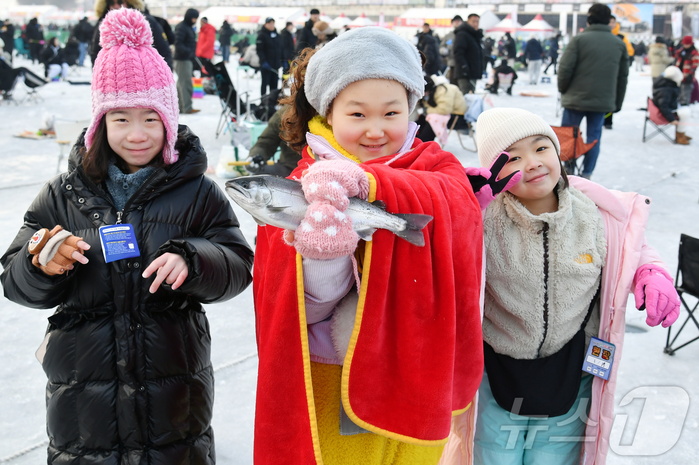 (화천=뉴스1) 윤왕근 기자 = 2026 화천산천어축제 개막 후 두 번째 주말인 17일, 이른 새벽부터 축제장을 찾은 관광객들이 산천어 얼음낚시를 즐기고 있다. (화천군 제공, 재 …