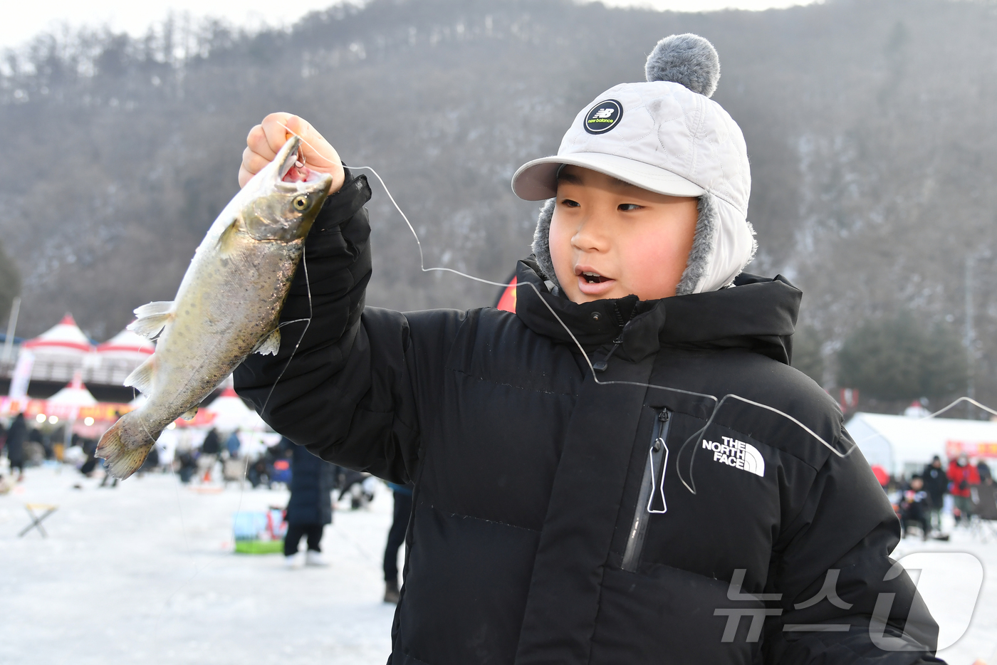 (화천=뉴스1) 윤왕근 기자 = 2026 화천산천어축제 개막 후 두 번째 주말인 17일, 이른 새벽부터 축제장을 찾은 관광객들이 산천어 얼음낚시를 즐기고 있다. (화천군 제공, 재 …
