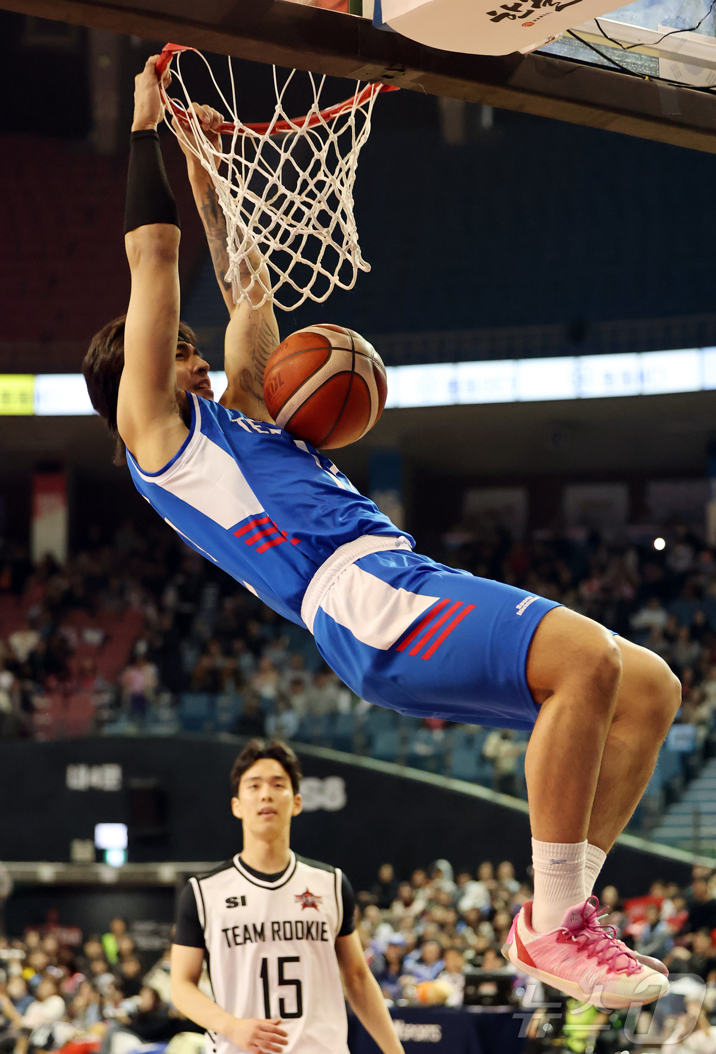 (서울=뉴스1) 김진환 기자 = 17일 오후 서울 송파구 잠실실내체육관에서 열린 2025-2026 LG전자 프로농구 올스타전 전야제 팀 아시아와 팀 루키의 경기, 팀 아시아 구탕이 …