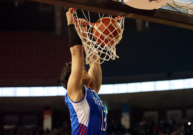 구탕, 호쾌한 투핸드 덩크슛